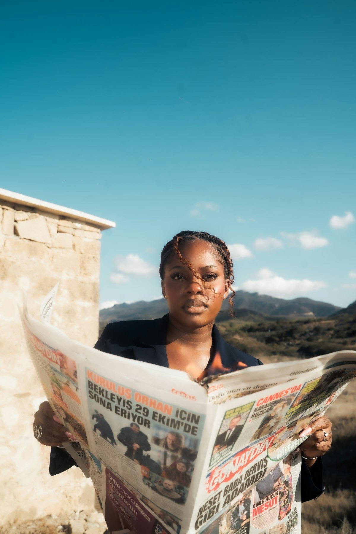 Une femme lit le journal