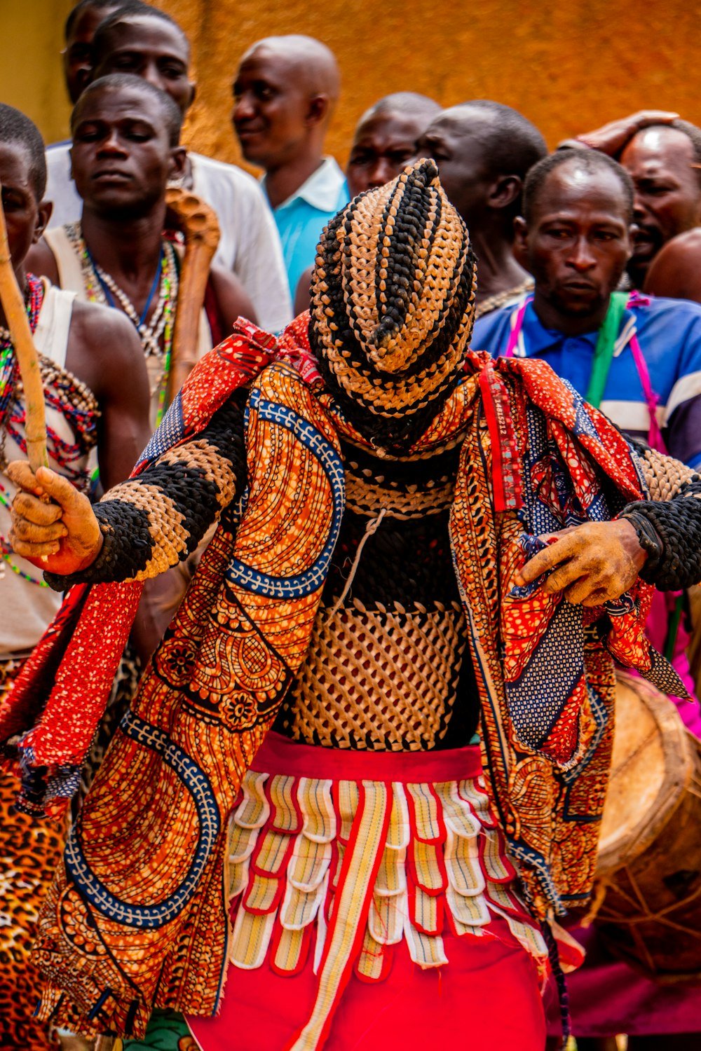 Tenue traditionnelle aux couleurs vives